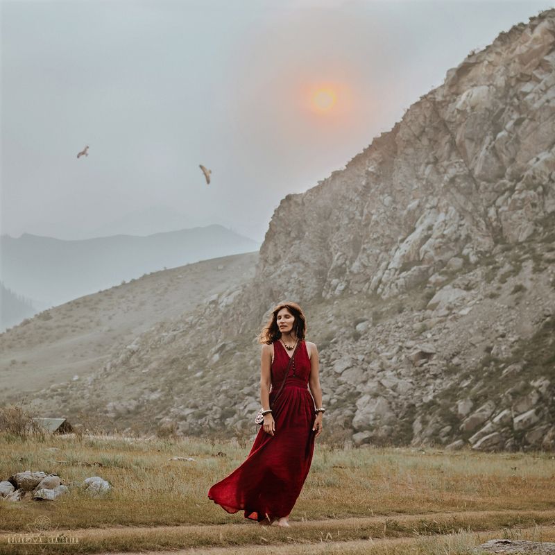 горы, алтай, поле, деревня, птицы, красный, модель, платье, девушка, богемный, бохо, цыгане, закат Дыхание свободыphoto preview