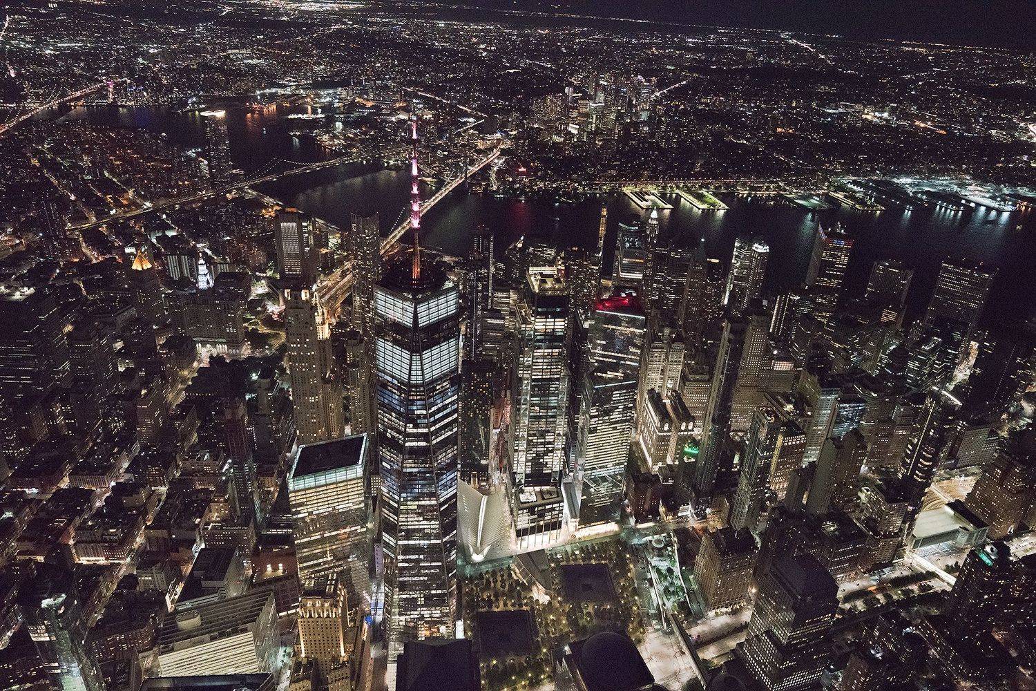 A Flight in Times of "Plague", 2020. Автор: Роман Голубенко manhattan new york roman golubenko night, Роман Голубенко