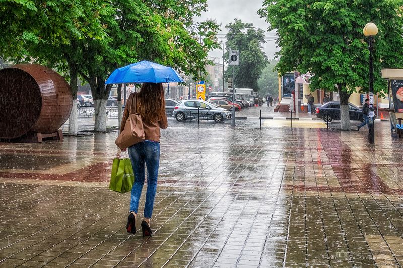 дождь, ливень,  город, белгород, тротуар,  май,  девушка, мода,  лабутены, зонтик, стрит фотография, уличная фотография, движение На лабутенах и в восхитительных штанахphoto preview