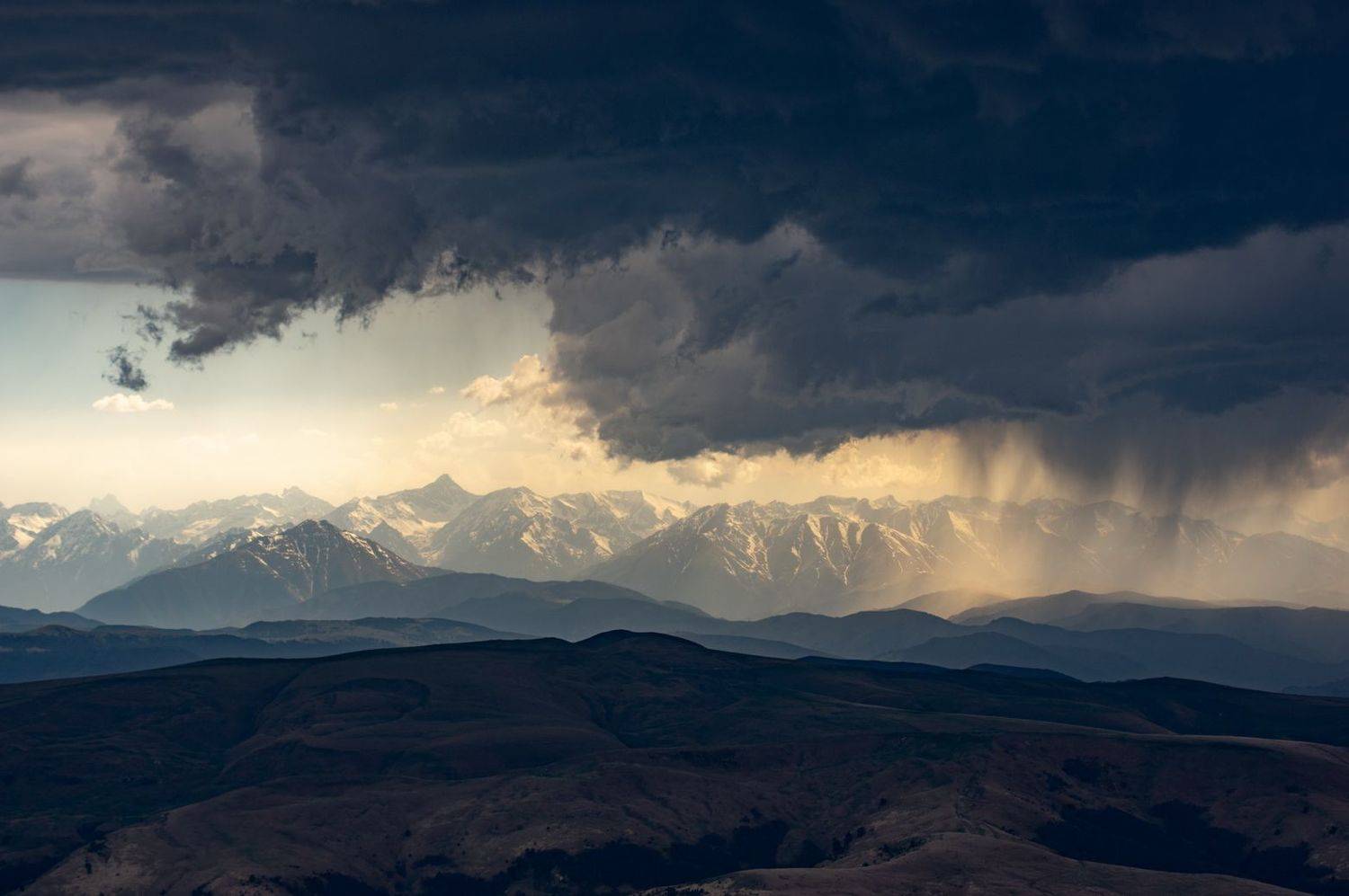 гора, рассвет, небо, плато, облака, утро, тучи, непогода, закат, вечер , слои, холмы, долина, дымка, туман, бермамыт, дождь, Арсен Алабердов