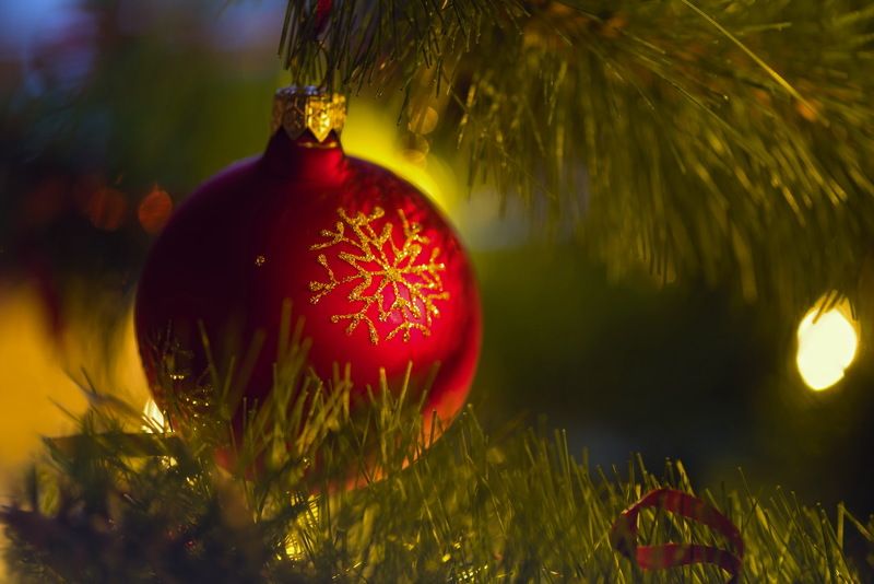 зима новый год ёлка шар Целый год лежал на полке, а теперь вешу на ёлке фото превью