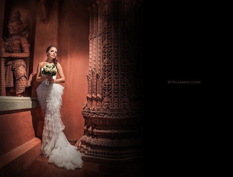Bride in red temple.photo preview