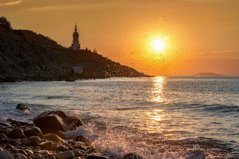 малореченское, храм, утро, восход, солнце, прибой,  побережье, пляж, пейзаж, крым, камни, валуны, вид, брызги, скальное побережье,  путешествие на автомобиле Утренний прибой в Малореченском фото превью