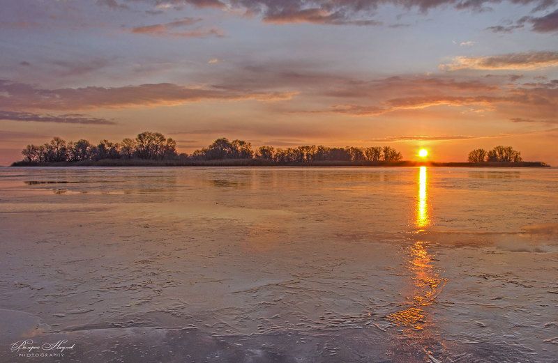 утро, восход, солнце, луч, зима, декабрь, небо, облака, лёд По тонкому льду солнца луч заскользил...photo preview
