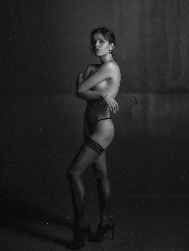 девушка,жанр,портрет,фотография,модель,арт,portrait,photography, middle,nature,soul,свет,girl,canon 35mm, woman,monochome,ню,гламур photo preview