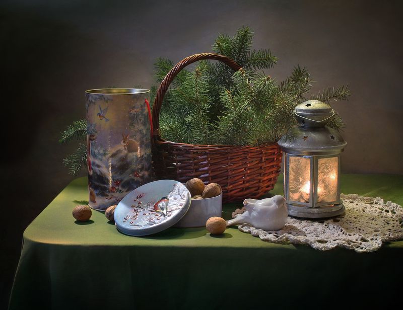 зима, натюрморт, новый год, елка, рождество, фонарик, корзина, орехи Декабрьphoto preview