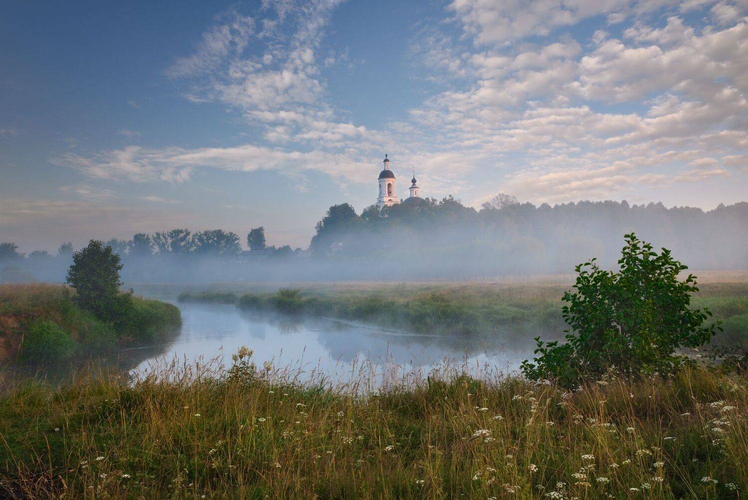утро в Филипповском. Автор: Виталий Полуэктов утро,река,туман,небо,облака,храм, Виталий Полуэктов