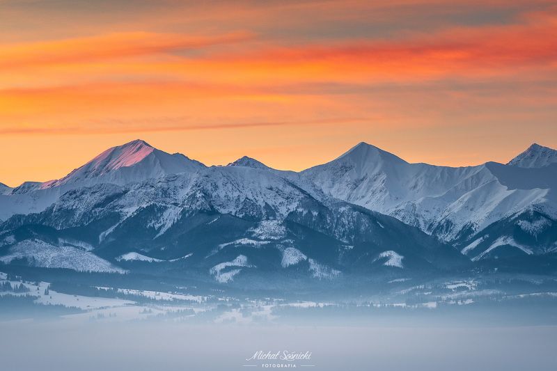 #poland #pentax #benro #lightroom #nikcollection #nature #sunrise #mountains #sky #fog #foggy #morning #pix Tatras mountains...photo preview