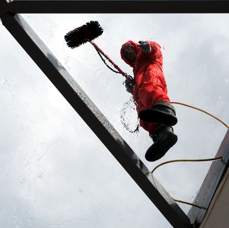 мойщик, стекло, спецодежда, парение, красный, астронавт, шланг, скафандр, щетка Первые люди на стеклеphoto preview