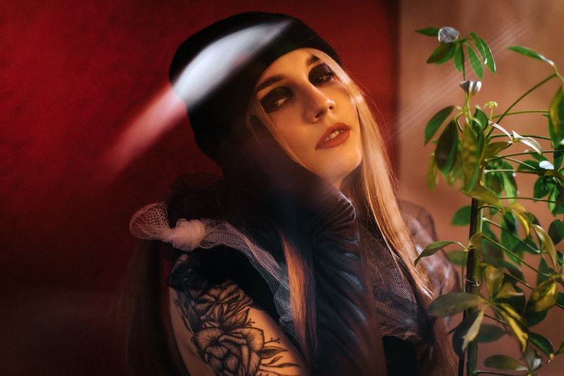 девушка с цветкомphoto preview