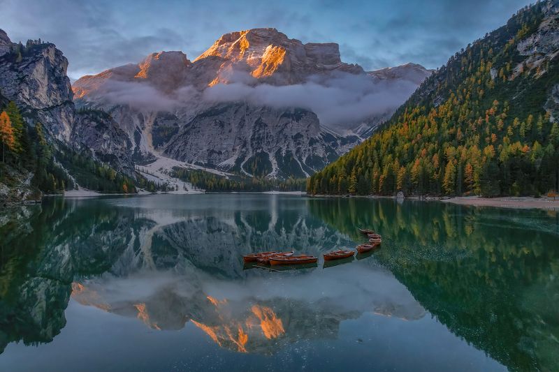 Доломиты - озеро Брайес на рассвете...photo preview