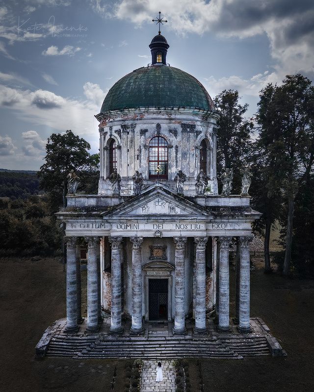 Храм и девушкаphoto preview