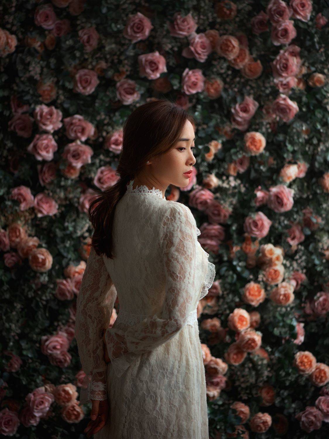 portrait, mood portrait, face, mood, asian, vietnamese, vietnam, roses, flowers, beauty, Hoang Viet Nguyen