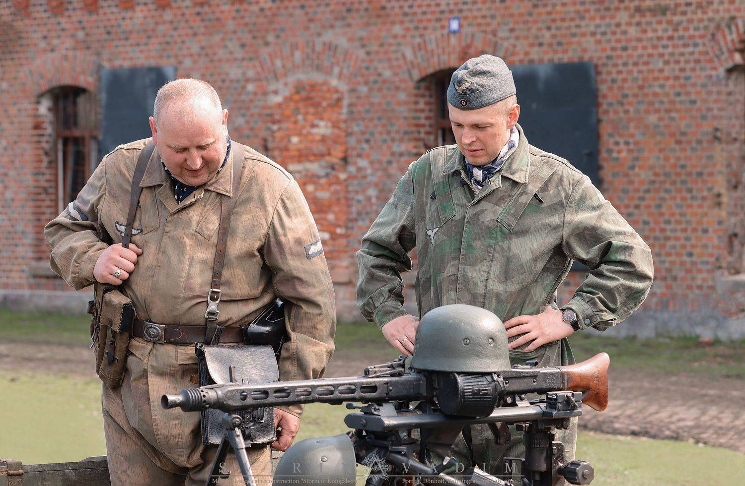 «MG 42». Автор: Vadim Svirin Офицер, солдаты, крепость, 1945, MG 42, реконструкция, Штурм, Кёнигсберг, Форт, 11, Дёнхофф, Россия, Калининград, Германия, Восточная Пруссия, 18 апреля, 2021, история, празнование, представление, армия, вторая мировая война,пулемёт, Vadim Svirin