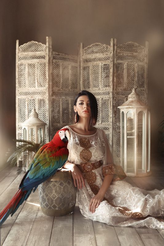 Девушка. Попугай. С попугаемphoto preview