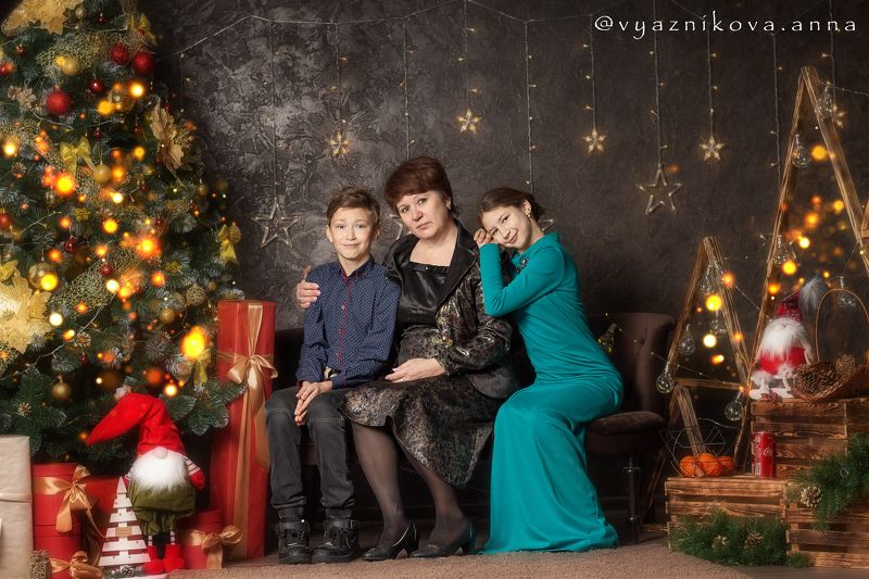 фотограф Лисичанск, фотограф в Лисичанске, фотограф Северодонецк, Лисичанск, новогодняя фотосессия, фотосессия в студии, Бабушка с внукамиphoto preview