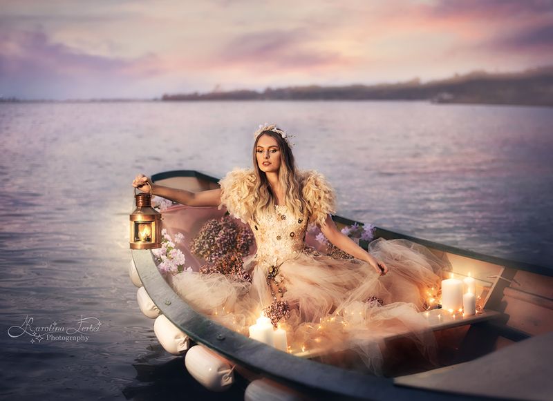 fine art, portrait, художественная фотография, лес, дерево, фея, богиня, девушка, платье, природа, фотосессия, портрет, лодка, озеро, вода, цветы, огни Girl in a boatphoto preview