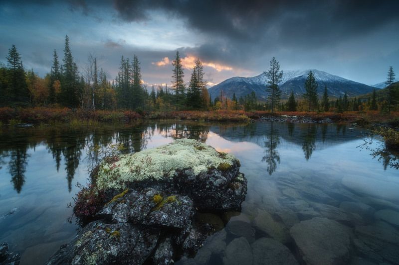 россия, мурманская область, кольский полуостров, пейзаж, природа, осень, заполярье, рассвет, хибины, озеро Отражениеphoto preview