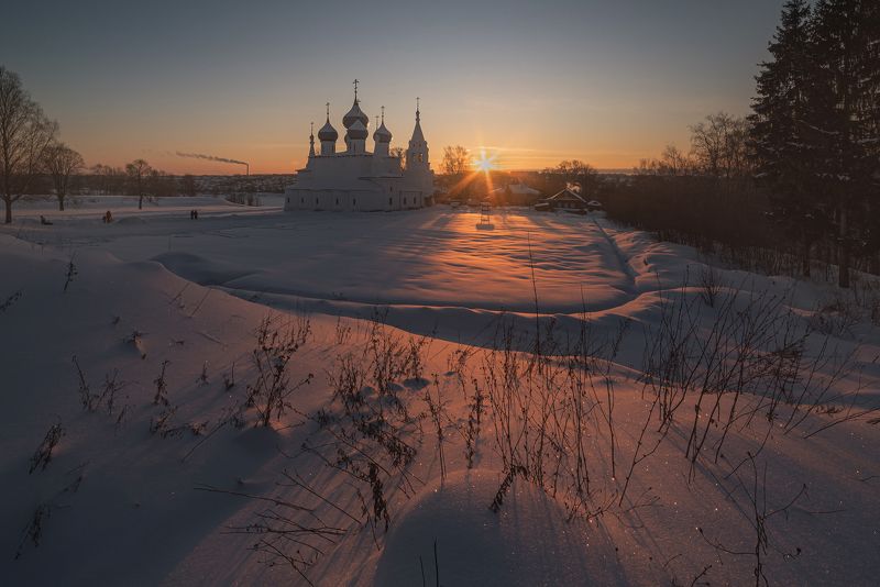 зима, закат, вечер, церковь, крестовоздвиженский, собор, деревья, романов-борисоглебск Блестит закат над берегами Волги фото превью