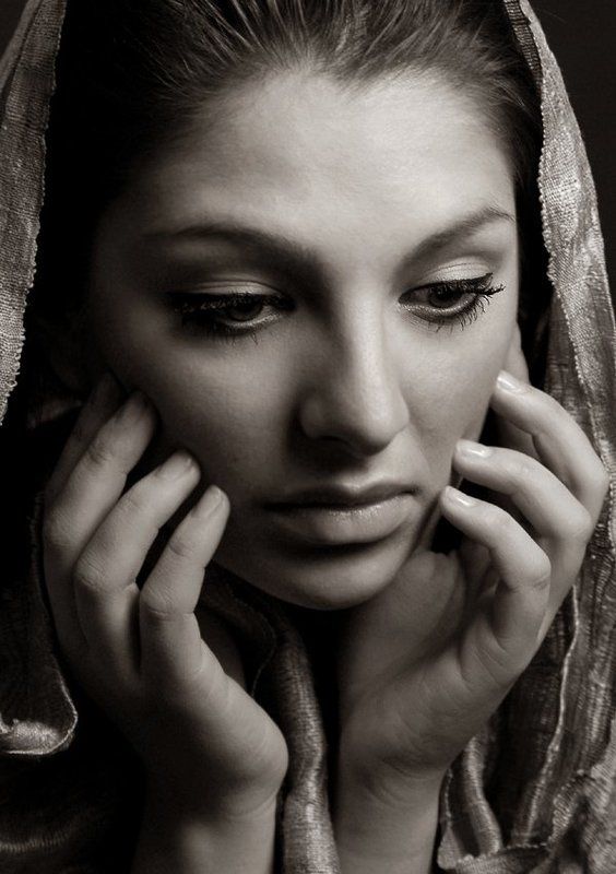 девушка примеряя маскуphoto preview