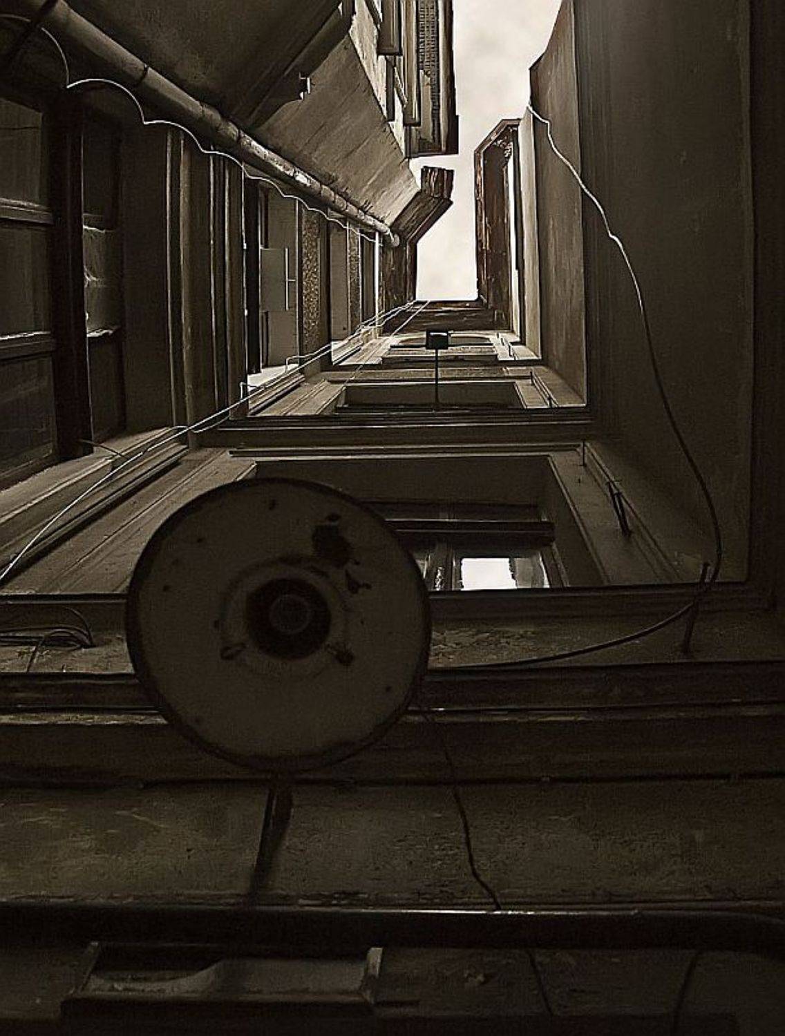 дворовая. Автор: Petlya фонарь, одесса, двор, небо, колодец, провода, гвозди, Petlya