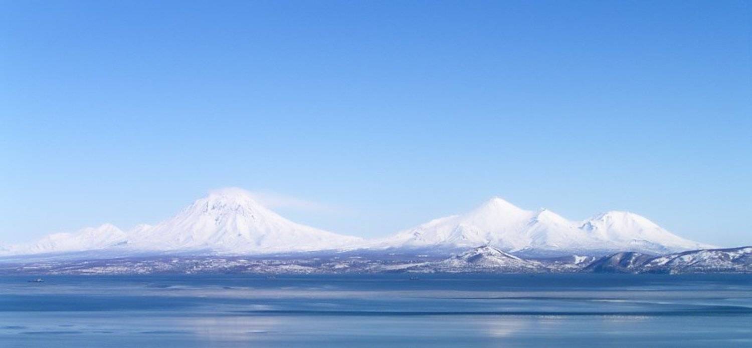 Бирюзовое небо Камчатки. Автор: Евгений Пугачев. камчатка,небо,вулканы,петропавловск-камчатский,авачинская губа,зима, Евгений Пугачев.