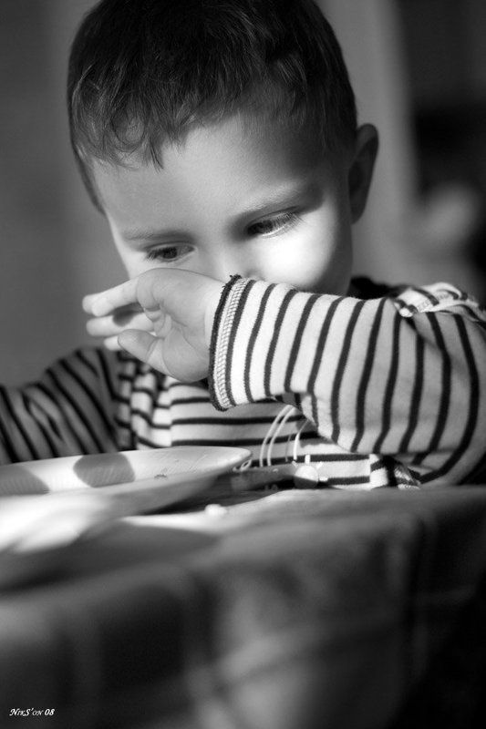 ребёнок,еда,взгляд ***photo preview