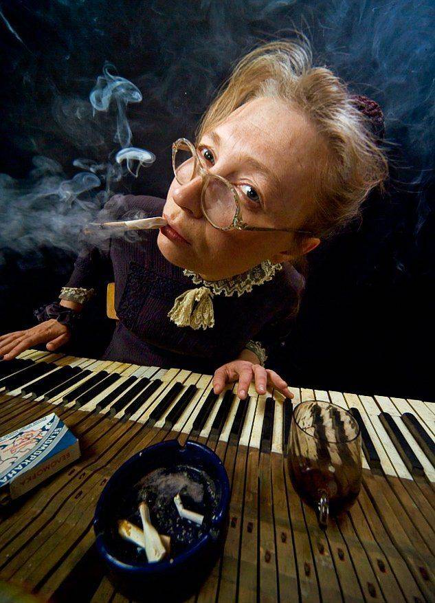 училка, грымза, сигарета, пианино, Maxim_Shamota