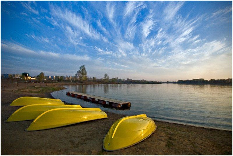 небо, вода, лодки, озеро, пейзаж, желтое, синее, природа Лодочная станция (color)photo preview