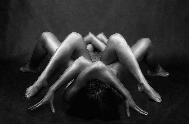 перепутались в кроватке, ручки, ножки, глазки, пятки...photo preview