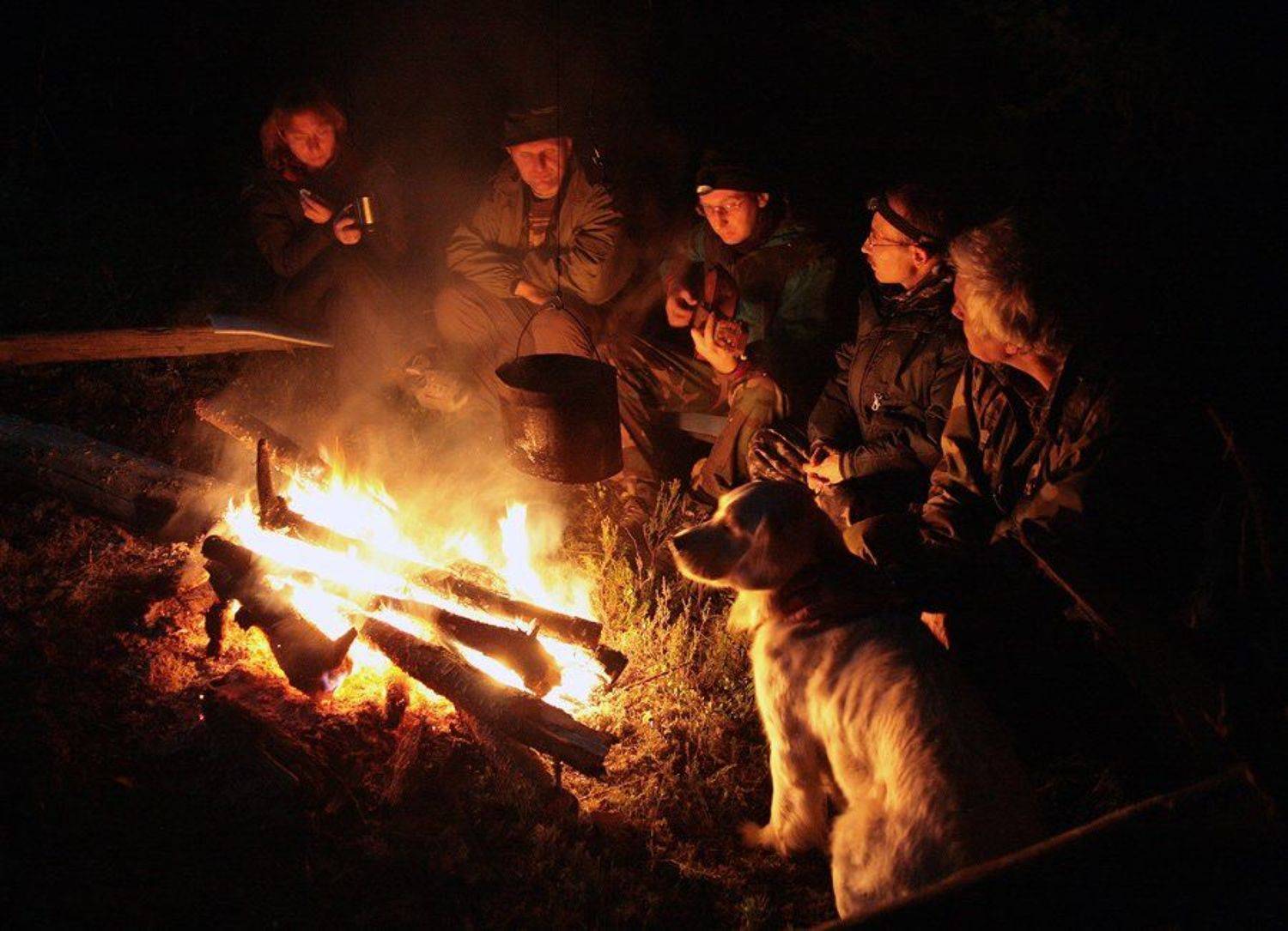 Заходите к нам на огонек. Автор: Иван Жданов карелия, костер, друзья, ночь, Иван Жданов