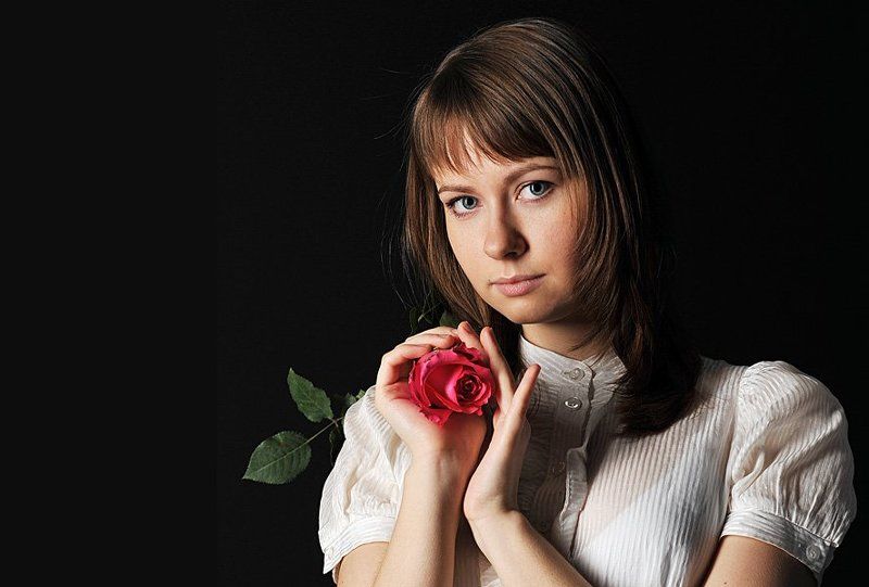 Девушка с розойphoto preview