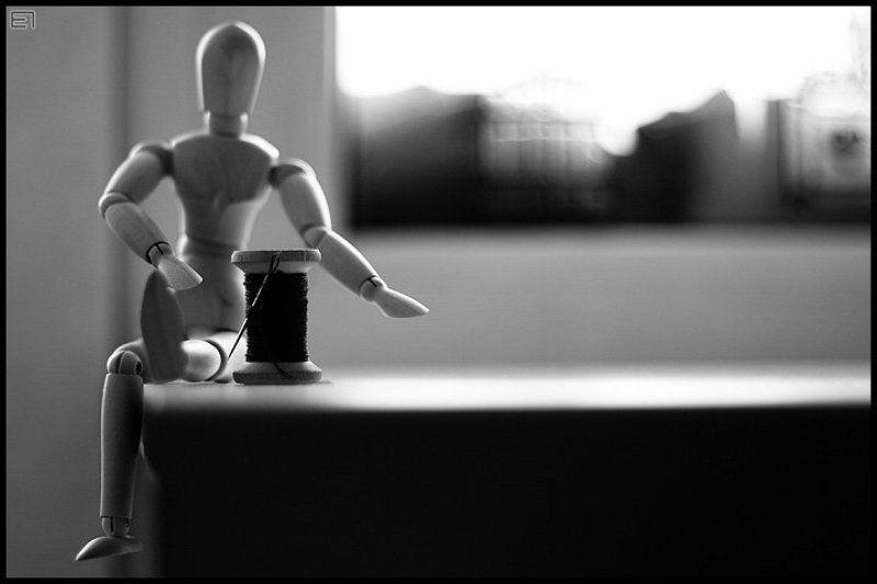 манекен, подоконник, нитки Manneken-2photo preview