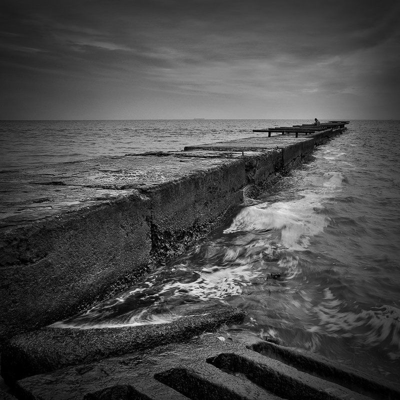 пейзаж, квадрат, черно-белое, море, шторм, пирс, lad_i_mir Old pierphoto preview