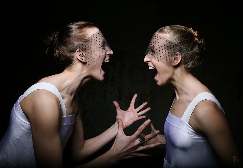 девушки, крик, невозможность молчать, отражение сознания, маски,  спор Невозможно молчатьphoto preview