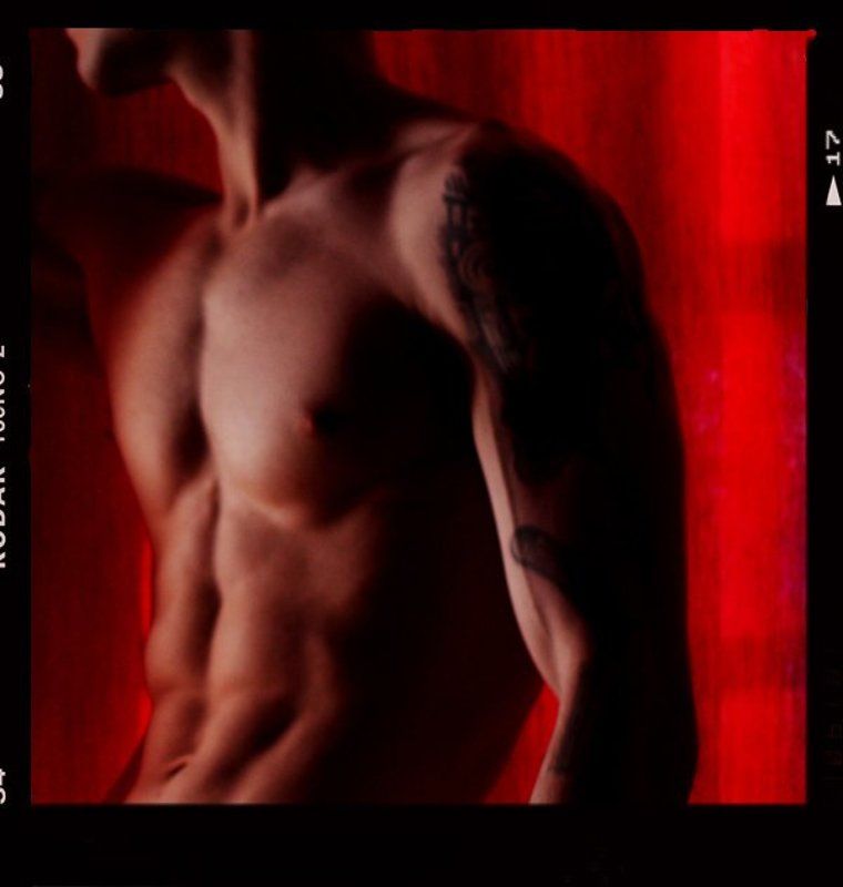 рельеф, тело, портьеры, красный, чёрный, плёнка, мужчина, ню Sergesssphoto preview