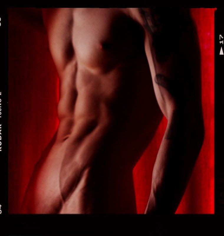 рельеф, тело, портьеры, красный, чёрный, плёнка, мужчина, ню Insuperability of lifephoto preview