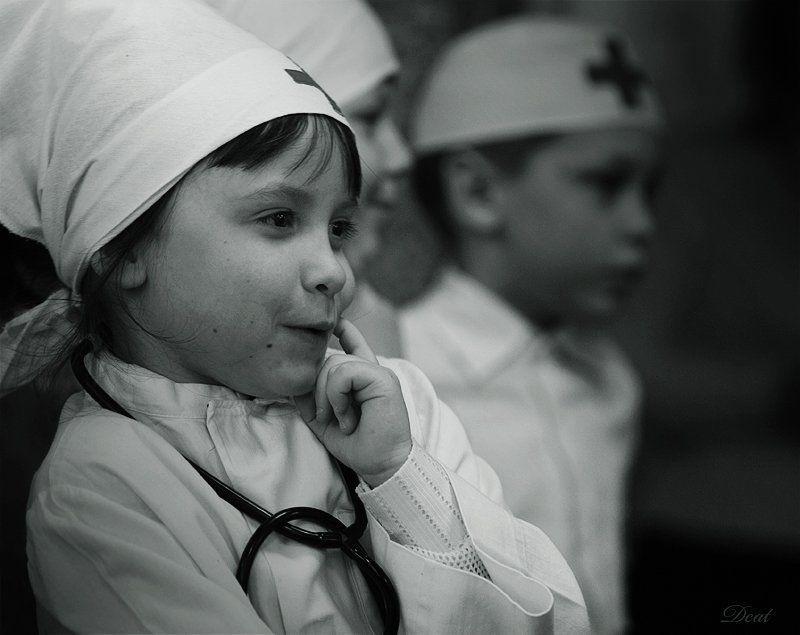 детдом, ребенок, девочка, доктор, больные, сценка, размышления, взгляд, руки Ну-с, больной..photo preview