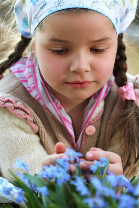 девочка с подснежникамиphoto preview