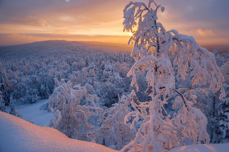 закат на чёрной скалеphoto preview