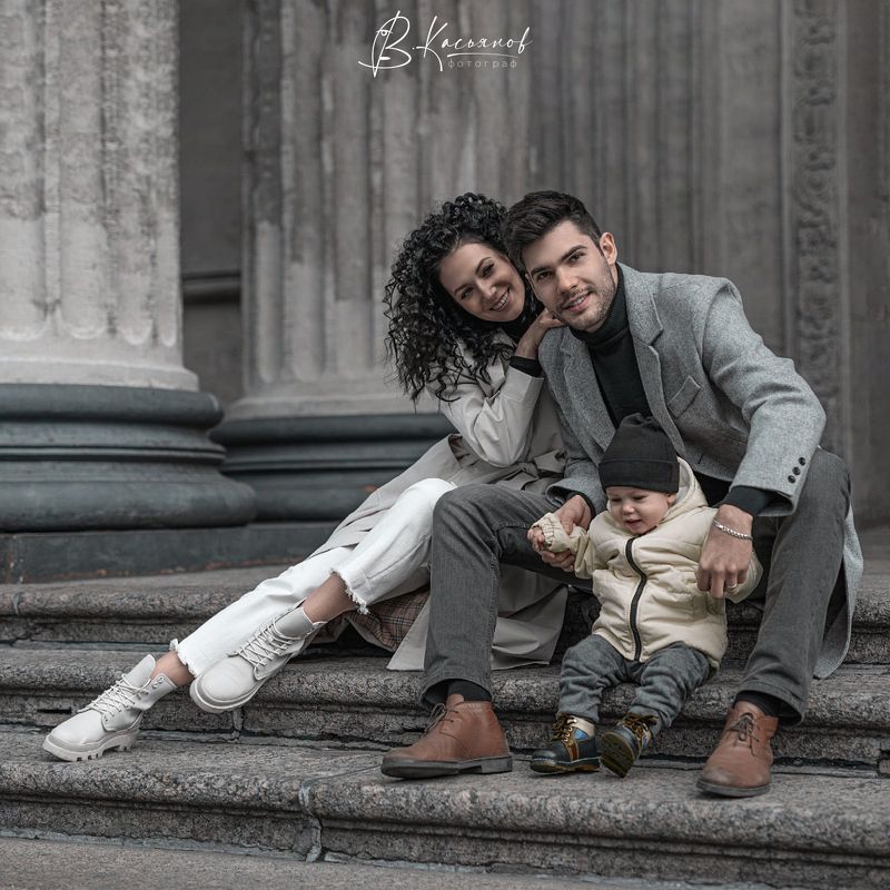 серое пальто, прогулка у казанского собора, семейная пара с ребенком Прогулка в серых оттенкахphoto preview