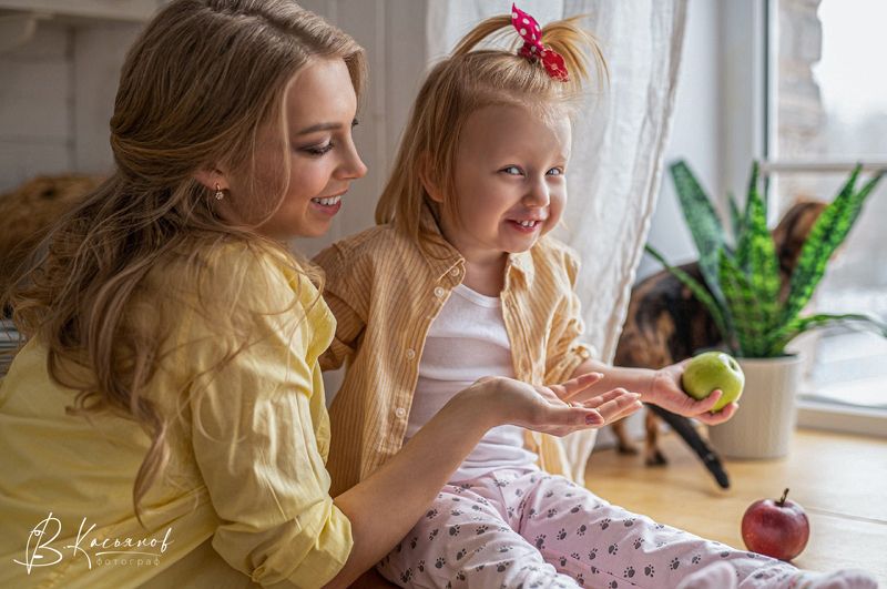 Зеленое яблоко, у окна, мама с ребенком, \