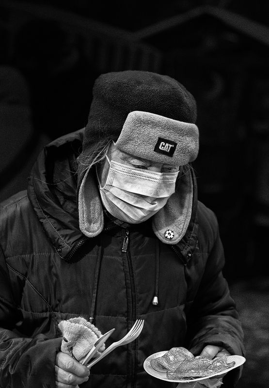 чб фото, праздник,  уличная фотография, уличный женский портрет Рождество на Красной площади. Женщина с блинамиphoto preview