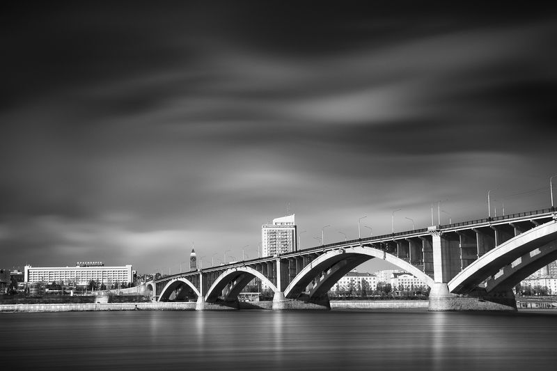 пейзаж, город, выдержка, чб, черно-белый, небо, река, течение, облака, длинная, архитектура, енисей, красноярск, сибирь, набережная Коммунальный мостphoto preview