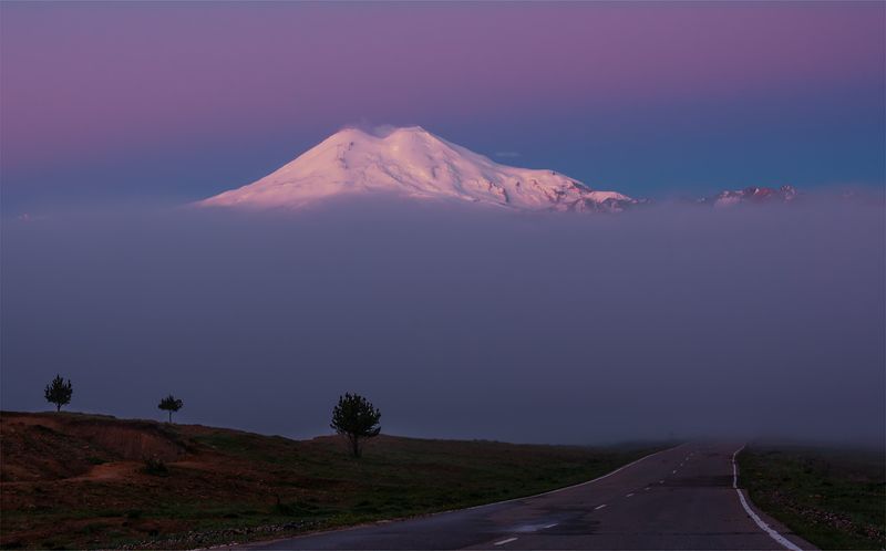 природа, пейзаж, горы, кавказ, природа россии, дикая природа, рассвет, свет, облака, утро,лето, эльбрус Между небом и небомphoto preview