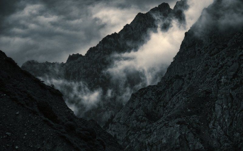 Скалы Дарьяльского ущельяphoto preview