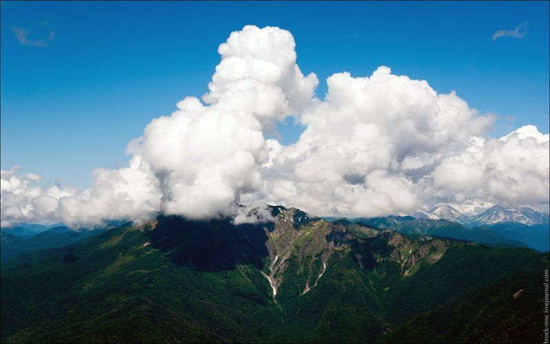 Облака целуют вершины гор.photo preview