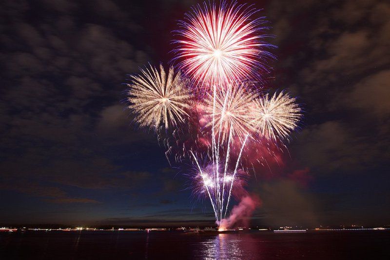 Фейерверк над Волгойphoto preview