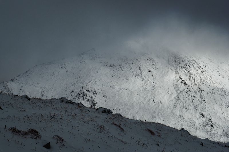 горы, снег, тучи Светящиеся горыphoto preview