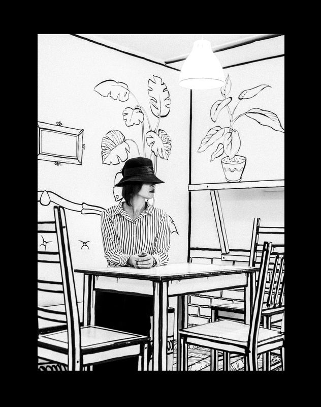 портрет,девушка,интерьер,чб Незнакомкаphoto preview